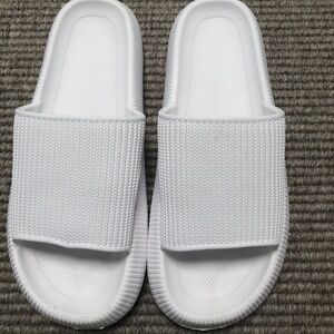 MEN'S SLIDES WHITE SIZE EUR 45 - 47 (US 11 - 14)